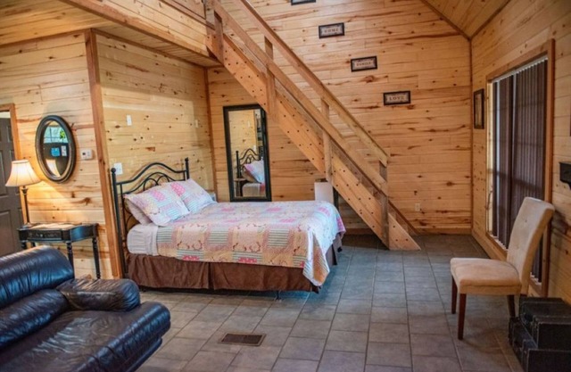 Enjoy a Rustic Chic Cabin in East TX!