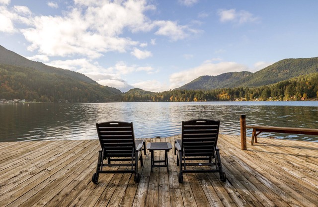 Enjoy breathtaking views, no stairs, a big dock, fire pits and fast wifi!