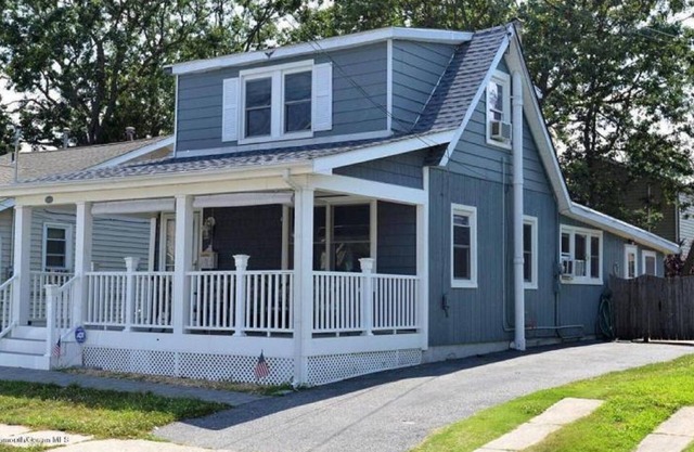 Enjoy Fall at the Shore at the Belmar Blue Bungalow! Comfortable & Pet Friendly!