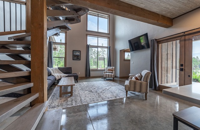 Enjoy Glacier Here! New 2bed/2 bath Condo- 7 mi to GNP- Adventure Awaits #2-4