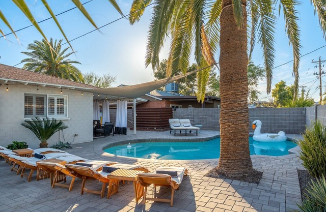 Enjoy modern living w/the comforts of home! Close to all dining/shops/nightlife!