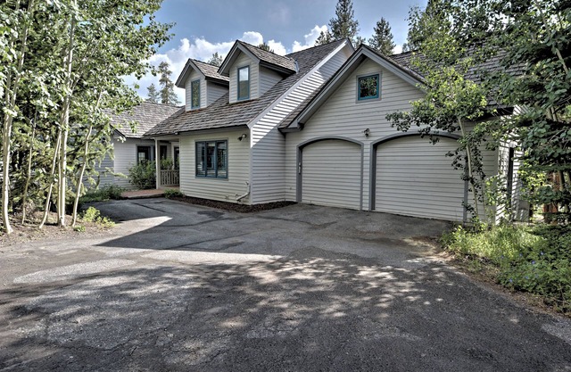 Enjoy the lake view, golf & skiing from the best location in Keystone Ranch