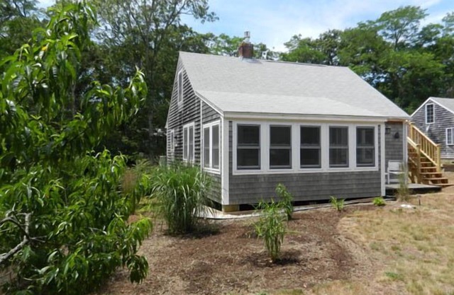 Enjoy This Quaint & Renovated 2BR Cottage (1553)