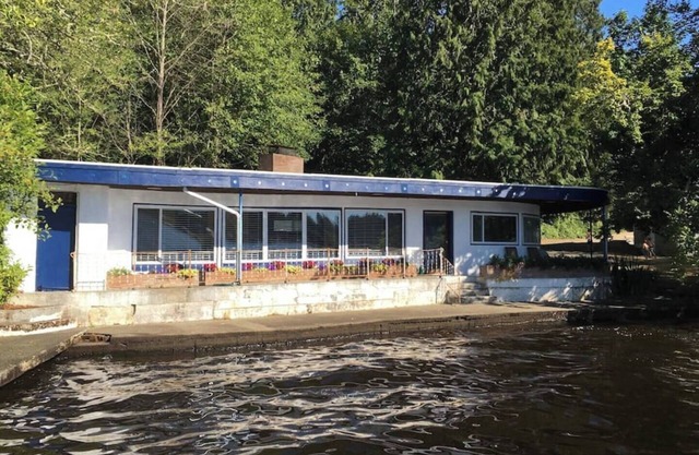 Enjoy waterfront serenity! Boating, swimming, fishing, and wildlife watching at your front door