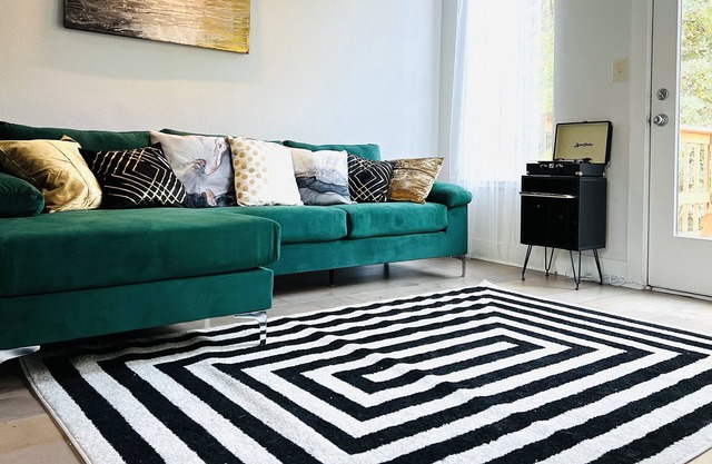 Enjoy your stay in a relaxing, scenic 1 bedroom getaway retreat!