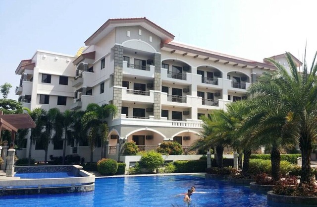 Enjoy your stay in Manila in this elegant fully furnished Condo with fiber WiFi