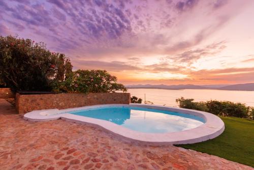 Enso Botanico Boutique Villa 1, with an outside wood-fire Hot Tub in Kosmos