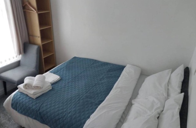 Ensuite Small Double Room in a lovely Hotel