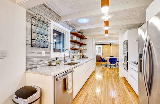 Entertainer's dream with hot tub, putting green, game room & yoga studio