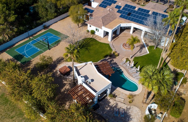 *Entertainers Paradise* Arcade/Golf Simu/Pickleball/Theater/Gym/Swim-up Bar!