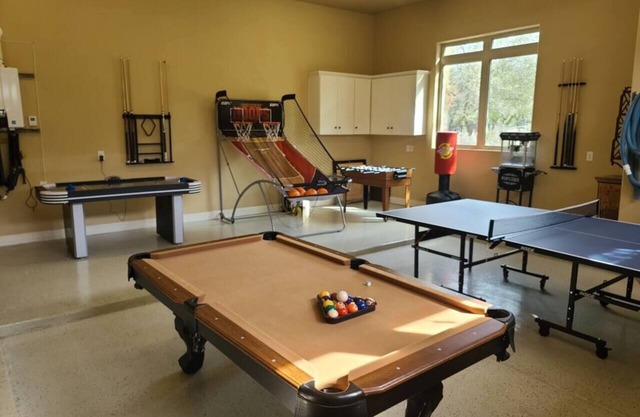 Entertainment home w/private pool/gameroom&firepit