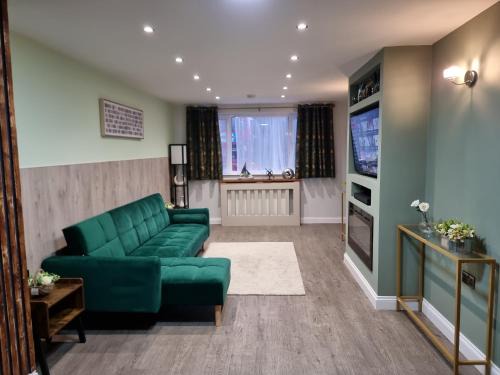 Entire 2 Bedroom Family House in London by Zaftatic