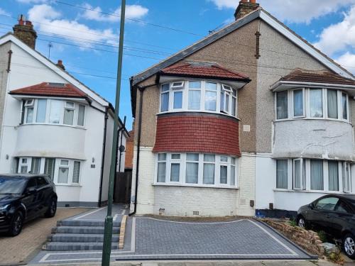 Entire 3 bedroom home with Parking in Welling, London, UK