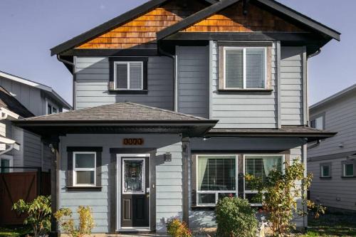 Entire 3-bedroom house Near Town