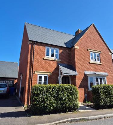 Entire 4 Bed House for Silverstone F1