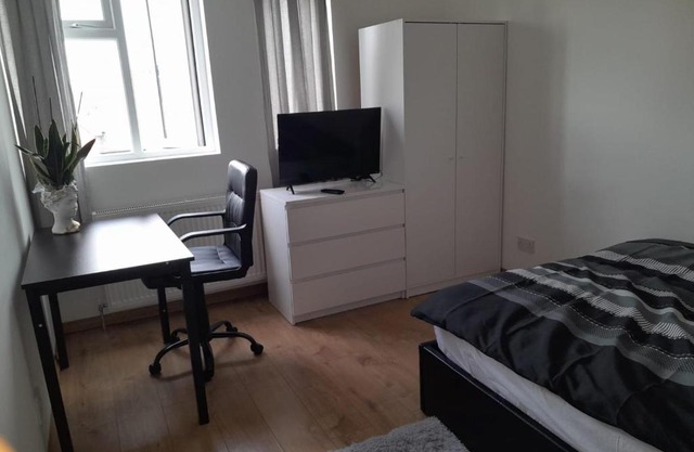 Entire apartment for 4 guests 2 double Rooms in London - Next to Sudbury hill tube station
