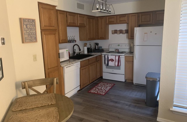 Entire condo. Cozy 1BR/BA unit in a gated complex in NW OKC by Kilpatrick Trnpk