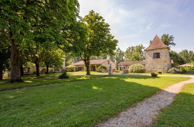Entire estate-3 charming houses -16 pers. Private forest&pool -30 min from Agen
