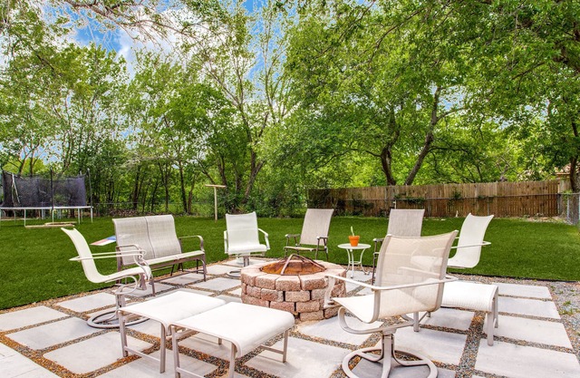 Entire Home, Patio+Fire Pit! Ideal for Long Stays!