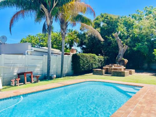 Entire House in Beacon Bay - Family or Group Retreat - Swimming Pool - Multiple Braais