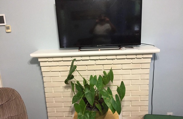 Entire House in Quiet Residential Area Close to Everything, Very Clean, Non-Smoking.