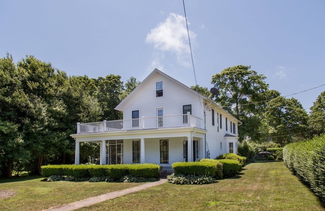 Entire House:14 Guests, 7 BRs, 10 Beds, 5 Full Baths, Outdoor Shower, Beach Gear