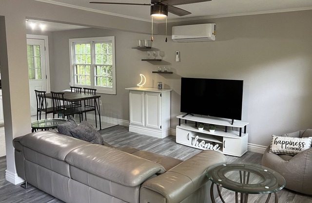 Entire remodeled house by the bay next to Solomon’s Island