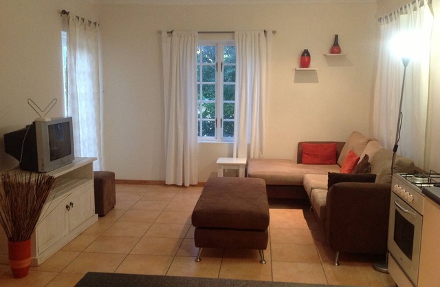 Entire Spacious Flatlet To Yourself 1.5km away from the stunning beachfront