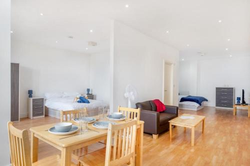 Entire spacious flat with parking Close to Elstree Studios