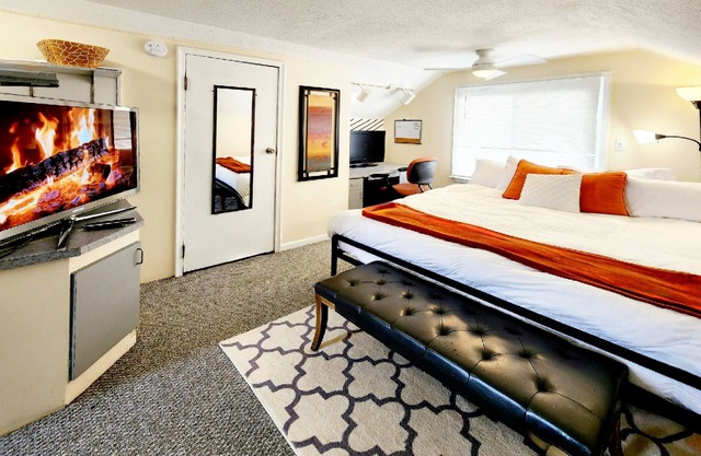 Entire tri-level home with a king master and patio