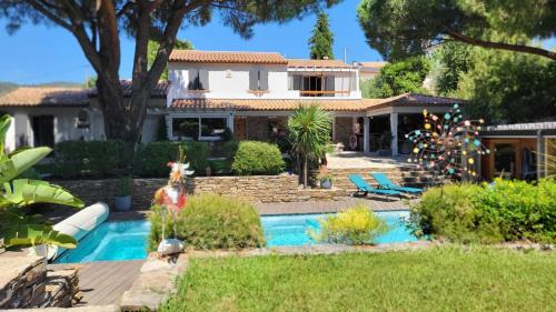 Entre les pins et les oliviers