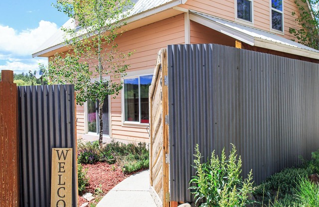 Epic Mountain Views, Central to Town & Hot Springs - "Hilltop Haus"