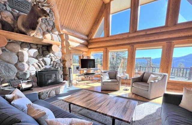 Epic Retreat on 37 acres with Mountain Views, Private Hot Tub, Pet Friendly