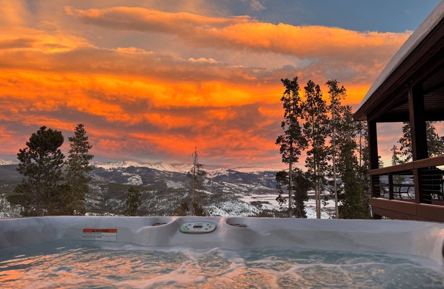 Epic Views! Luxe Cabin near RMNP, Trails & Fishing, and #1 Ski Resort in US