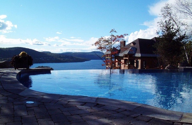 Equinoxe - Tremblant's Platinum Ski-in Ski-out Condo - Amazing Views