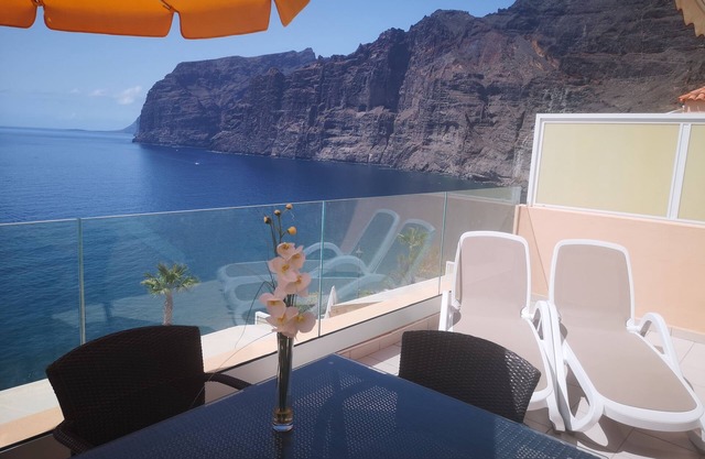 SPECTACULAR SUNNY APARTMENT WITH WIFI, POOL, PANORAMIC CLIFF & SEA VIEWS.