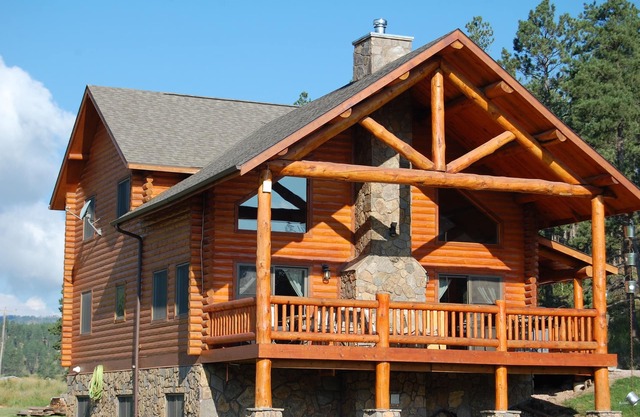 Escape into the countryside. Spacious log home.