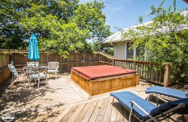 Escape the city life; minutes from local vineyards; private hot tub; sleeps 6