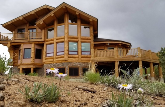 Escape to an Extraordinary Log Home, amazing views, hot tub, secluded, tranquil