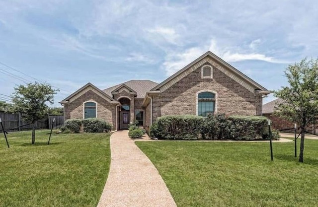 Escape to Hewitt Homestead—your private Waco sanctuary just 10 mins from Magnolia. Whether you're gathering with family or chasing Chip & Jo dreams, this bold Texas stay is where style meets soul.