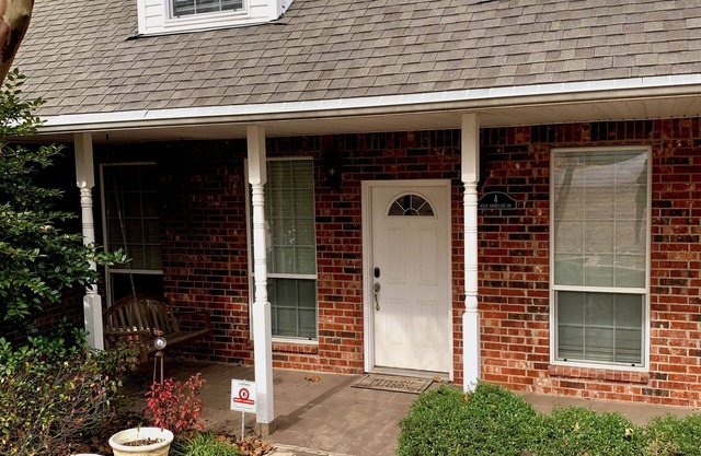 Escape to Luxury: Stunning 6-Bedroom Lakefront Home on Lake Eufaula!