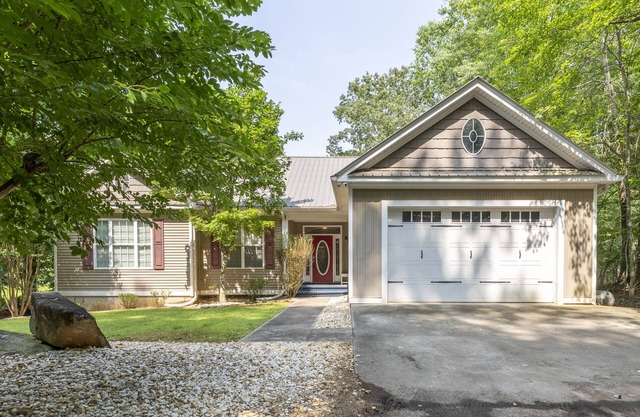 Escape to Nature's Serenity: Cozy Lake Lanier House with Remote Office