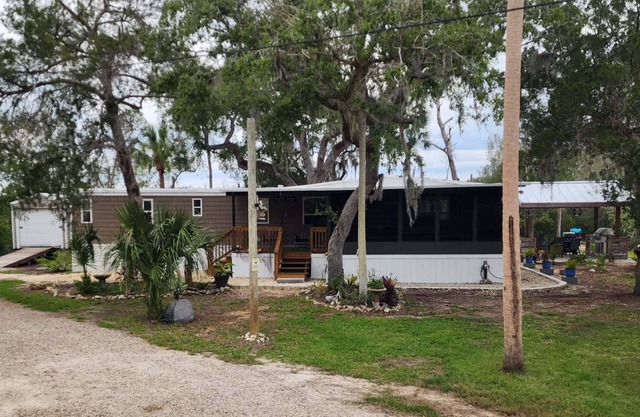 Escape to your cozy waterfront 2-bedroom cottage, kayaks & canoes included!