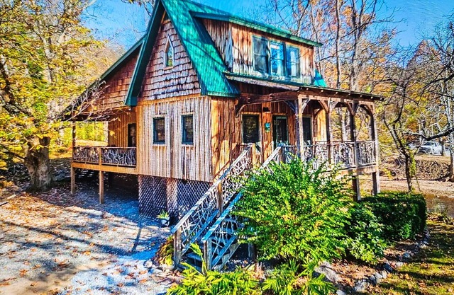 Escape to Your Romantic yet Adventurous Smokey Mountain River Cabin Getaway!