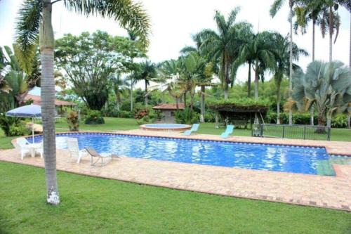 Espectacular finca con piscina cerca al parque del cafe