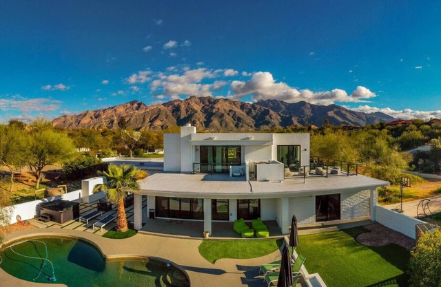 Estate/Home & Guesthouse/2 Pools/7 BR & 5 BA