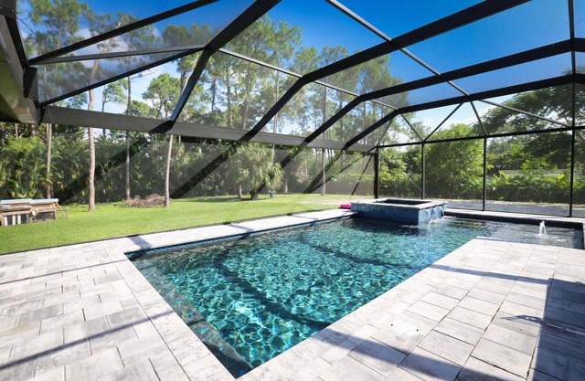 Estate pool home minutes from the beach, shopping and restaurants