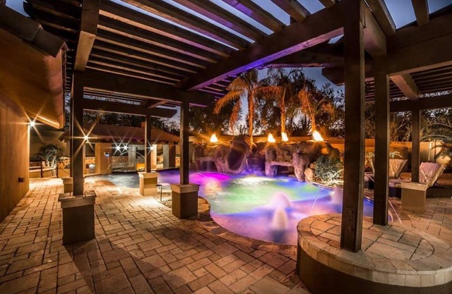 Estate Resort Style Oasis 6BDRM, 5.5 Bath Heated Pool with Misters