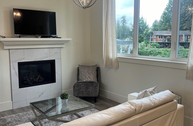 Estate Style Property 2 Bed 1 Bath Coach Home Fort Langley/Walnut Grove