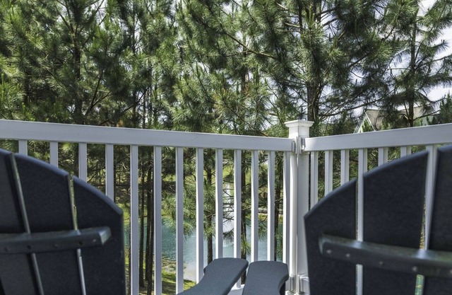 Estate Villa w/Whirlpool Tub & Deck Near Colonial Williamsburg Sites | 2 Units